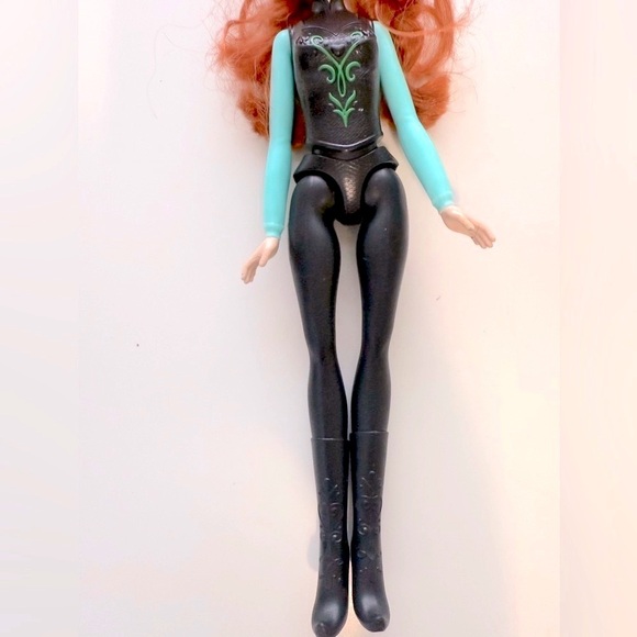 Hasbro Walt Disney Anna wearing a sleek teal black outfit - Picture 7 of 7